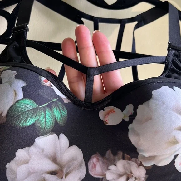 Victoria’s Secret Incredible Lightweight Sportsbra - Picture 2 of 3